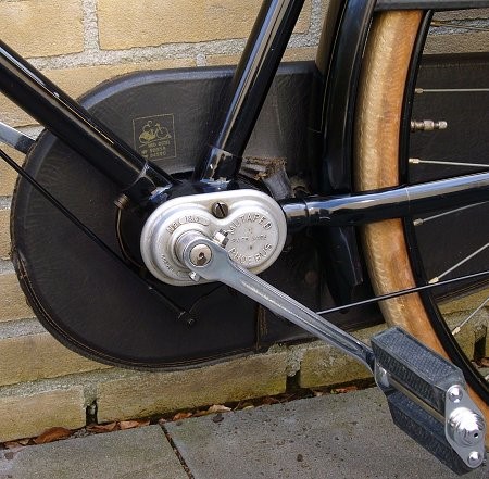 Het hart van deze fiets: de trapas met Zwitserse "Mutaped"-drieversnellingsbak. Door Phoenix sinds 1937 in licentie op de Nederlandse markt gebracht. Geschakeld wordt door even terug te trappen.