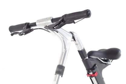 STRIDA SX Silver Brush - Black details - 18 pouces - à vendre - acheter - Acheter des vélos pliables - Acheter des vélos pliants - Acheter un vélo pliable - Acheter un vélo pliant - forme triangulaire - Léger - Magasin - Magasin de vélo pliant - nouveau - strida - sx - triangulaire - vélo - vélo compact - Vélo design - vélo pliable - vélo pliant - Vélo pliant design - vélo pliant design strida - Vélo pliant triangulaire - vélo pliant unique - Vélos pliable - Vélos pliants - Vitesse unique